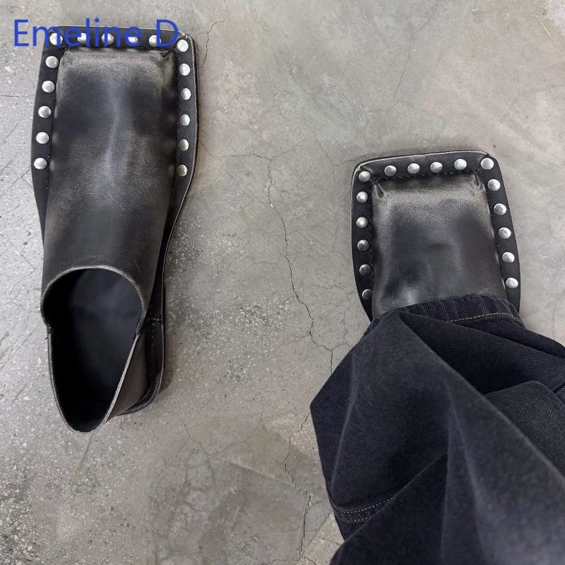 Flip Flop Leather Men - รองเท้าสไลด์แบบสวมทรงเหลี่ยม ยูนิเซ็กซ์ หนังฟอกสีแบบดิสเทรส ตกแต่งหมุดโลหะขอบมนทั้งหมด พื้นรองเท้าแบบสลิป บางเฉียบ
